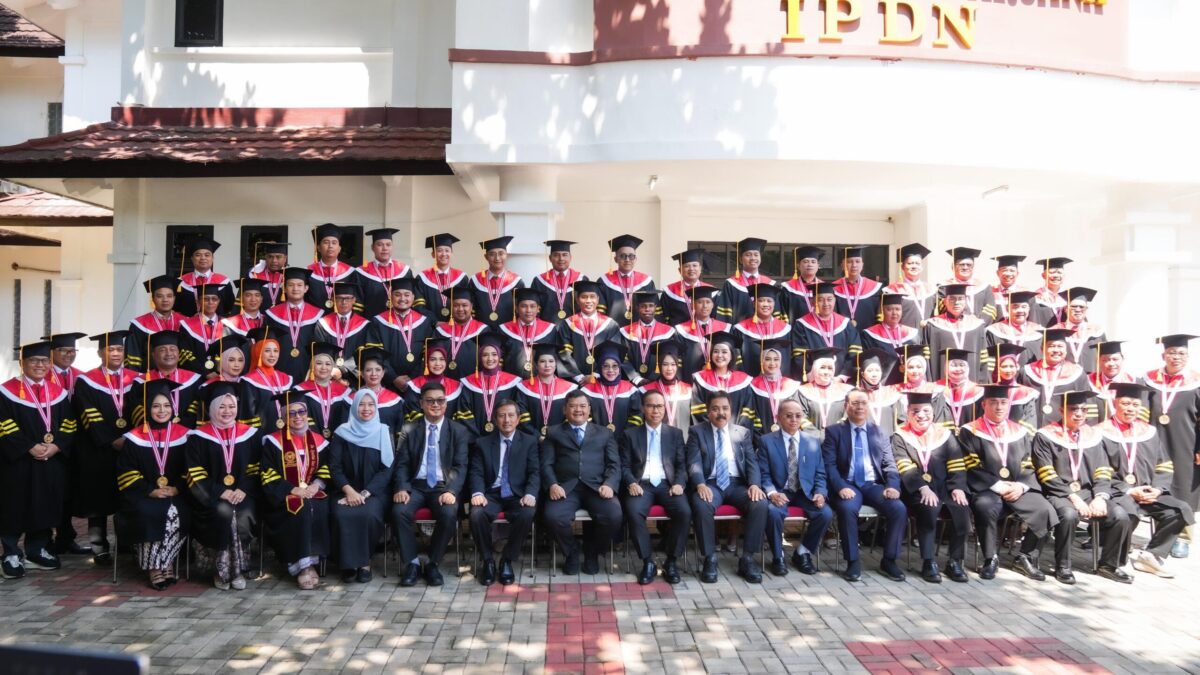 Amsakar bersama mahasiwa termasuk Ridwan Sekwan DPRD Batam resmi gelar doktor, Rabu (23/7/2025). Foto: Ist
