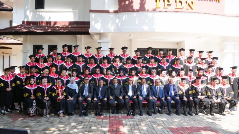 Amsakar bersama mahasiwa termasuk Ridwan Sekwan DPRD Batam resmi gelar doktor, Rabu (23/7/2025). Foto: Ist