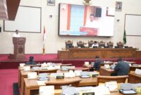 Wali Kota Batam Amsakar saat bacakan jawaban dalam paripurna DPRD Batam beberapa hari lalu. Foto;istimewa
