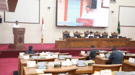 Wali Kota Batam Amsakar saat bacakan jawaban dalam paripurna DPRD Batam beberapa hari lalu. Foto;istimewa