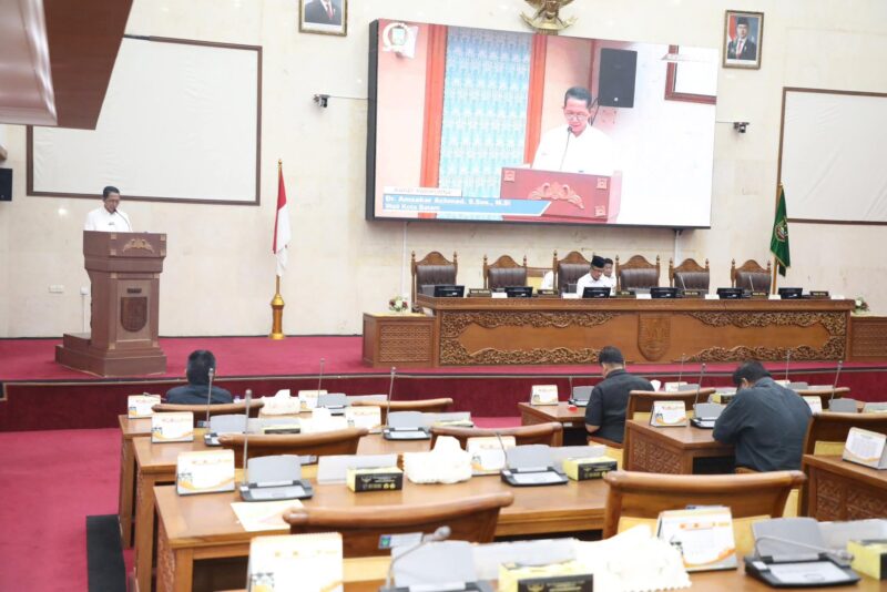 Wali Kota Batam Amsakar saat bacakan jawaban dalam paripurna DPRD Batam beberapa hari lalu. Foto;istimewa