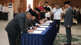 Wali Kota Batam Amsakar Ahmad melantik tujuh pejabat pimpinan tinggi pratama dan 17 pejabat fungsional dilingkungan Pemko Batam. Pelantikan dan pengambilan sumpah dilaksanakan di Aula engku Hamidah lantai empat Kantor Wali Kota Batam, Rabu (30/7/2025). Matapedia6.com/Diskominfo