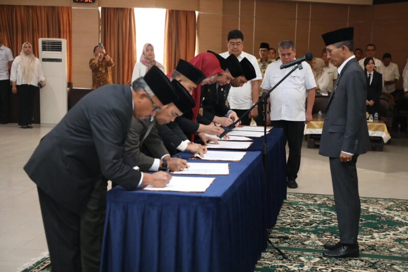 Wali Kota Batam Amsakar Ahmad melantik tujuh pejabat pimpinan tinggi pratama dan 17 pejabat fungsional dilingkungan Pemko Batam. Pelantikan dan pengambilan sumpah dilaksanakan di Aula engku Hamidah lantai empat Kantor Wali Kota Batam, Rabu (30/7/2025). Matapedia6.com/Diskominfo