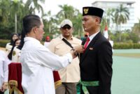Wali Kota Batam Amsakar saat melakukan penyematan tanda peserta pelatihan paskibraka tingkat Kota Batam Tahun 2025 di lapangan Engku Putri Batam Centre, Kamis (31/7/2025). Matapedia6.com/Diskominfo
