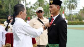 Wali Kota Batam Amsakar saat melakukan penyematan tanda peserta pelatihan paskibraka tingkat Kota Batam Tahun 2025 di lapangan Engku Putri Batam Centre, Kamis (31/7/2025). Matapedia6.com/Diskominfo