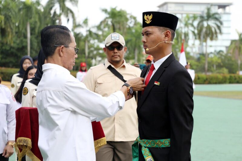 Wali Kota Batam Amsakar saat melakukan penyematan tanda peserta pelatihan paskibraka tingkat Kota Batam Tahun 2025 di lapangan Engku Putri Batam Centre, Kamis (31/7/2025). Matapedia6.com/Diskominfo