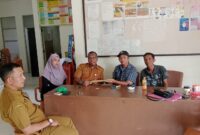 Warga kavling Sagulung bahagia saat menyerahkan surat penolakan RT yang ditandatangani oleh perwakilan warga kepada pihak keluarga beberapa waktu lalu. Matapedia6.com/Dok Warga