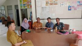 Warga kavling Sagulung bahagia saat menyerahkan surat penolakan RT yang ditandatangani oleh perwakilan warga kepada pihak keluarga beberapa waktu lalu. Matapedia6.com/Dok Warga