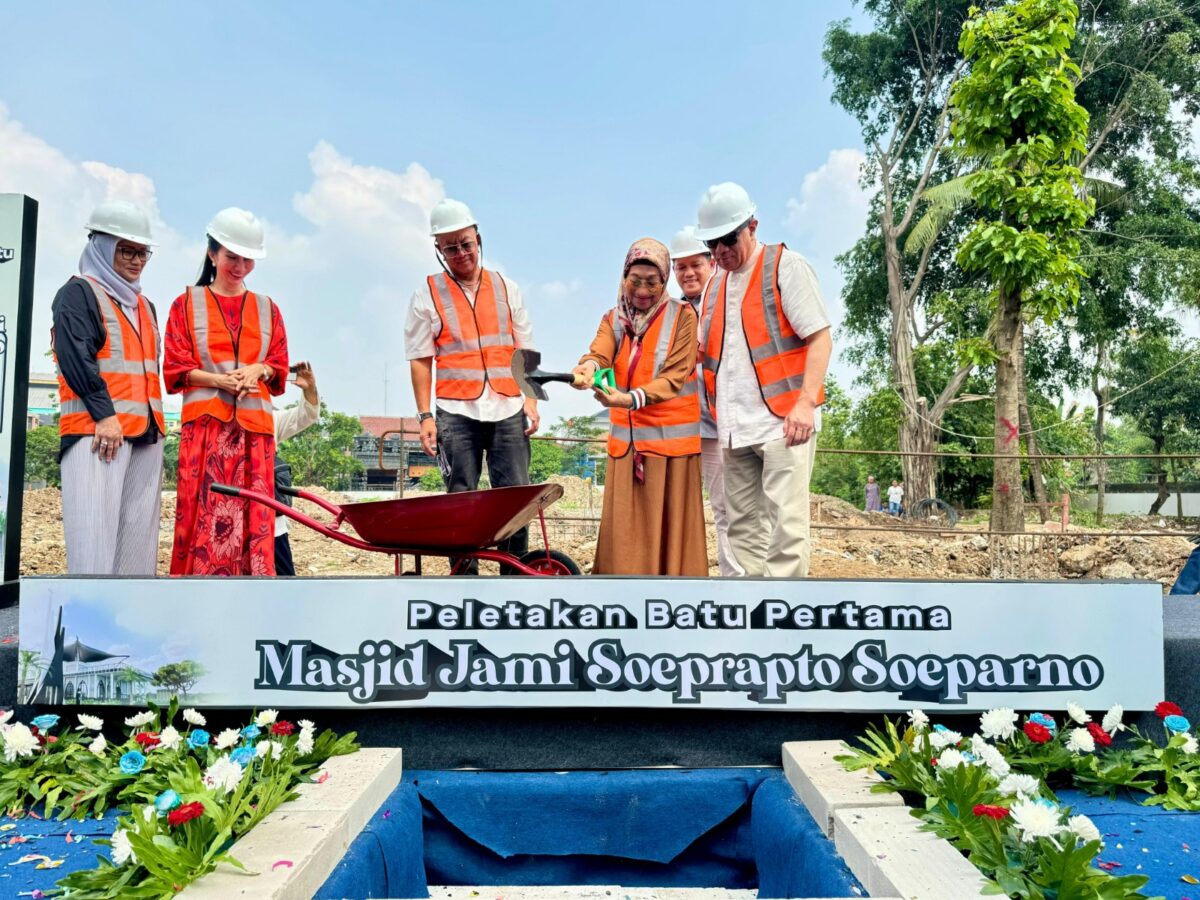 Peletakan batu pertama Masjid Jami Soeprapto Soeparno. Foto:dok/JNE