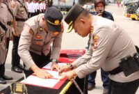 Kapolresta Barelang Kombes Pol Zaenal Arifin saat menandatangani berita acara serah terima jabatan enam Kapolsek di lapangan apel Polresta Barelang jalan Sudirman, Sukajadi, Kota Batam, Senin (7/7/2025). Matapedia6.com/Dok Polresta