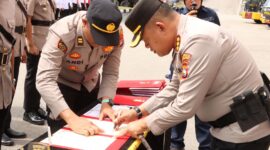 Kapolresta Barelang Kombes Pol Zaenal Arifin saat menandatangani berita acara serah terima jabatan enam Kapolsek di lapangan apel Polresta Barelang jalan Sudirman, Sukajadi, Kota Batam, Senin (7/7/2025). Matapedia6.com/Dok Polresta