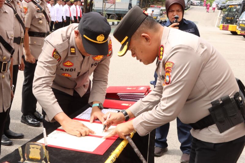 Kapolresta Barelang Kombes Pol Zaenal Arifin saat menandatangani berita acara serah terima jabatan enam Kapolsek di lapangan apel Polresta Barelang jalan Sudirman, Sukajadi, Kota Batam, Senin (7/7/2025). Matapedia6.com/Dok Polresta