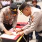 Kapolresta Barelang Kombes Pol Zaenal Arifin saat menandatangani berita acara serah terima jabatan enam Kapolsek di lapangan apel Polresta Barelang jalan Sudirman, Sukajadi, Kota Batam, Senin (7/7/2025). Matapedia6.com/Dok Polresta