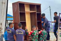 Petugas saat membantu barang warga yang akan pindah ke Tanjung Banon
