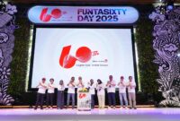 Dewan Komisaris Telkom, Jajaran Direksi Telkom, dan perwakilan karyawan Telkom saat acara syukuran Hari Ulang Tahun (HUT) ke-60 Telkom, di Telkom Landmark Tower, Jakarta, pada Senin (7/7). Foto:Telkom.