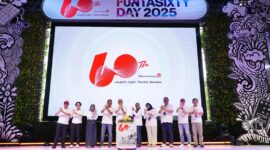 Dewan Komisaris Telkom, Jajaran Direksi Telkom, dan perwakilan karyawan Telkom saat acara syukuran Hari Ulang Tahun (HUT) ke-60 Telkom, di Telkom Landmark Tower, Jakarta, pada Senin (7/7). Foto:Telkom.