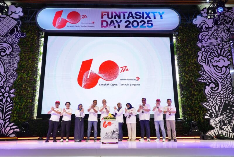 Dewan Komisaris Telkom, Jajaran Direksi Telkom, dan perwakilan karyawan Telkom saat acara syukuran Hari Ulang Tahun (HUT) ke-60 Telkom, di Telkom Landmark Tower, Jakarta, pada Senin (7/7). Foto:Telkom.