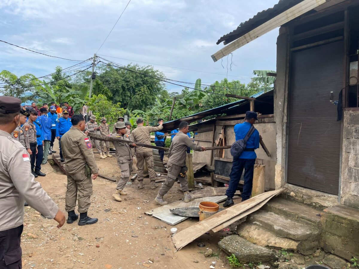 Tim gabungan saat melakukan pembongkaran kamar kos yang dihuni oleh pengedar Narkotika di simpang Dam Muka Kuning, Kota Batam Provinsi Kepri, Selasa (8/7/2025). Matapedia6.com/Dok Ditresnarkoba