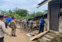 Tim gabungan saat melakukan pembongkaran kamar kos yang dihuni oleh pengedar Narkotika di simpang Dam Muka Kuning, Kota Batam Provinsi Kepri, Selasa (8/7/2025). Matapedia6.com/Dok Ditresnarkoba