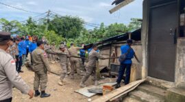 Tim gabungan saat melakukan pembongkaran kamar kos yang dihuni oleh pengedar Narkotika di simpang Dam Muka Kuning, Kota Batam Provinsi Kepri, Selasa (8/7/2025). Matapedia6.com/Dok Ditresnarkoba