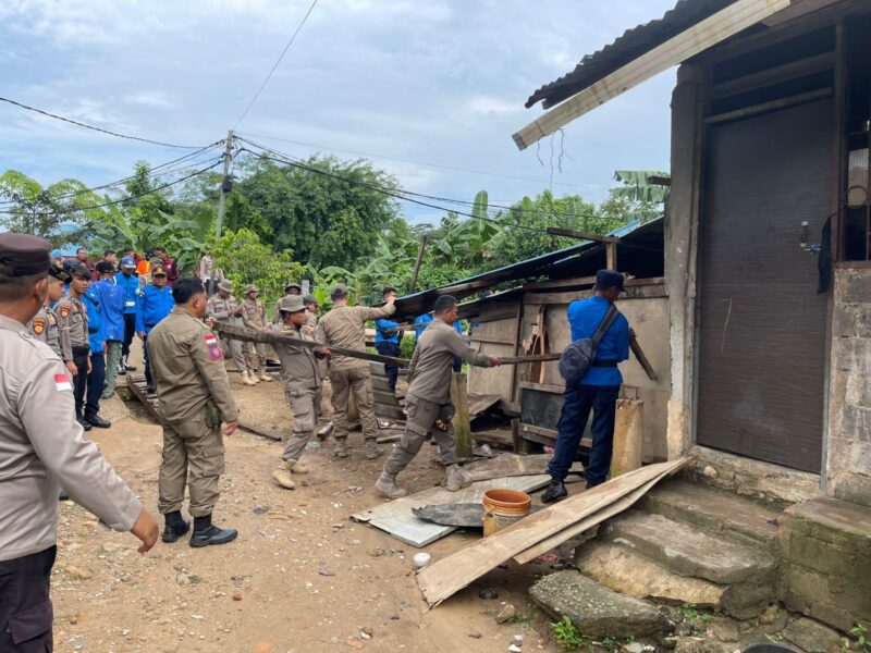 Tim gabungan saat melakukan pembongkaran kamar kos yang dihuni oleh pengedar Narkotika di simpang Dam Muka Kuning, Kota Batam Provinsi Kepri, Selasa (8/7/2025). Matapedia6.com/Dok Ditresnarkoba
