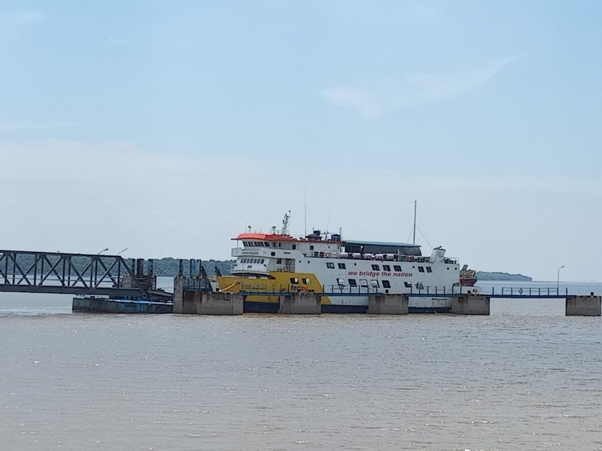 Kapal Roro KM Satria Pratama, saat sandar di Pelabuhan Roro Kualatungkal, Kabupaten Tanjung Jabung Barat, Provinsi Jambi beberapa waktu lalu. Matapedia6.com/Dalil