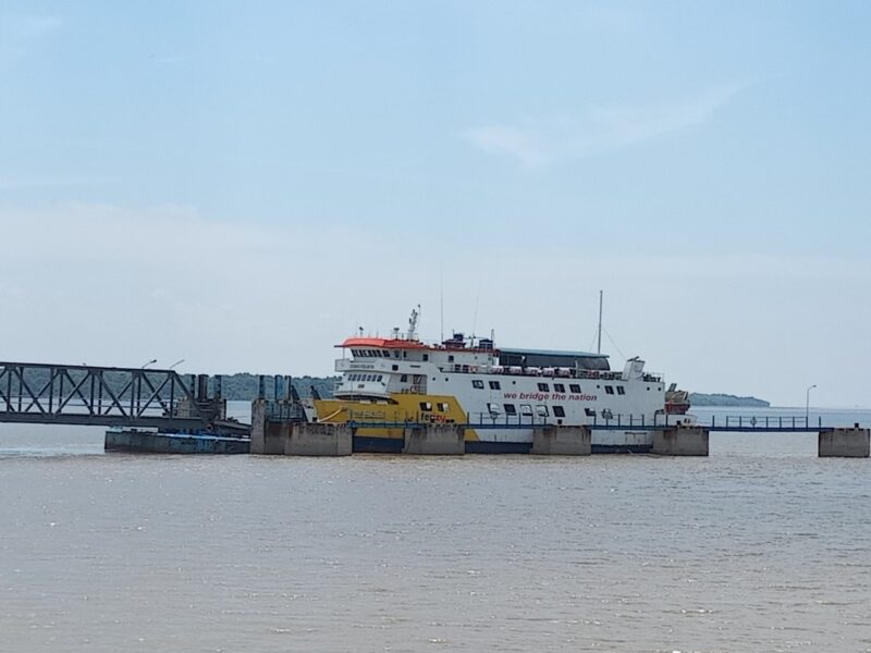 Kapal Roro KM Satria Pratama, saat sandar di Pelabuhan Roro Kualatungkal, Kabupaten Tanjung Jabung Barat, Provinsi Jambi beberapa waktu lalu. Matapedia6.com/Dalil