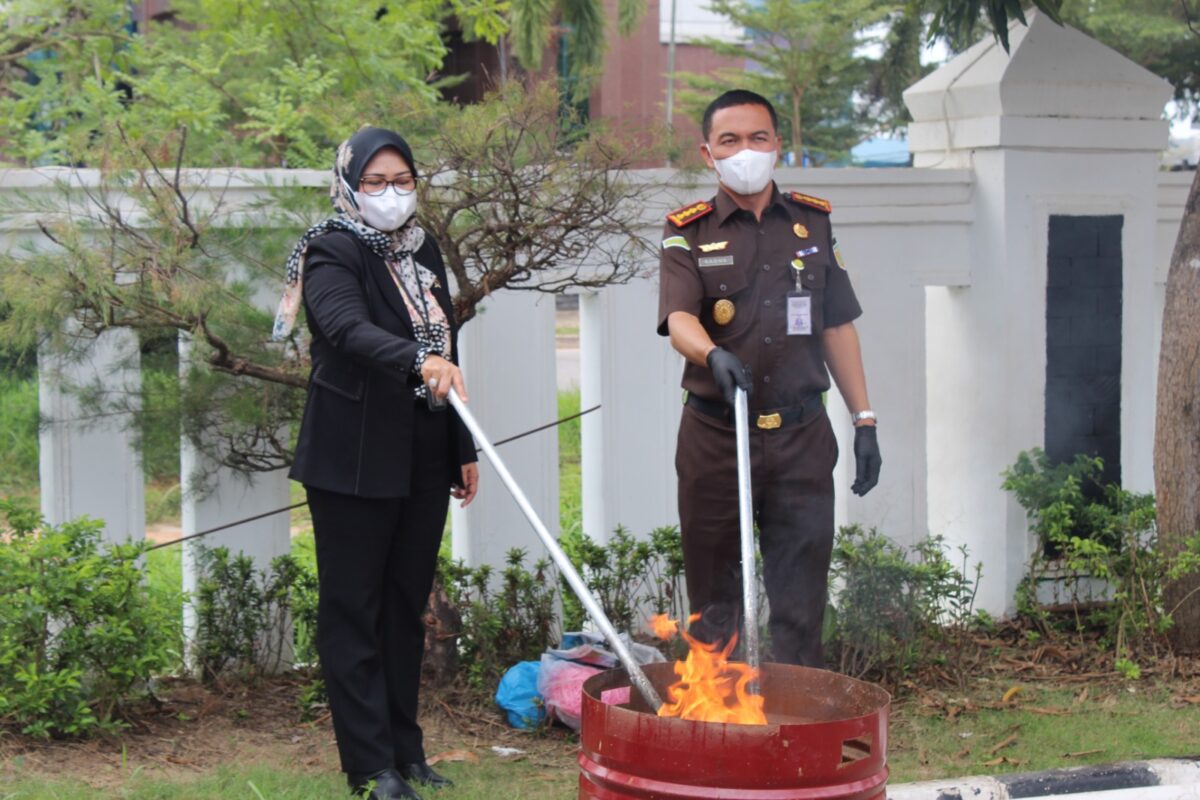 Kepala Kejaksaan Negeri (Kajari) Batam, I Ketut Kasna Dedi saat memusnahkan perkara inkrah pada Rabu (9/7/2025). Foto:dok/Kejari