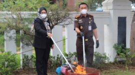 Kepala Kejaksaan Negeri (Kajari) Batam, I Ketut Kasna Dedi saat memusnahkan perkara inkrah pada Rabu (9/7/2025). Foto:dok/Kejari