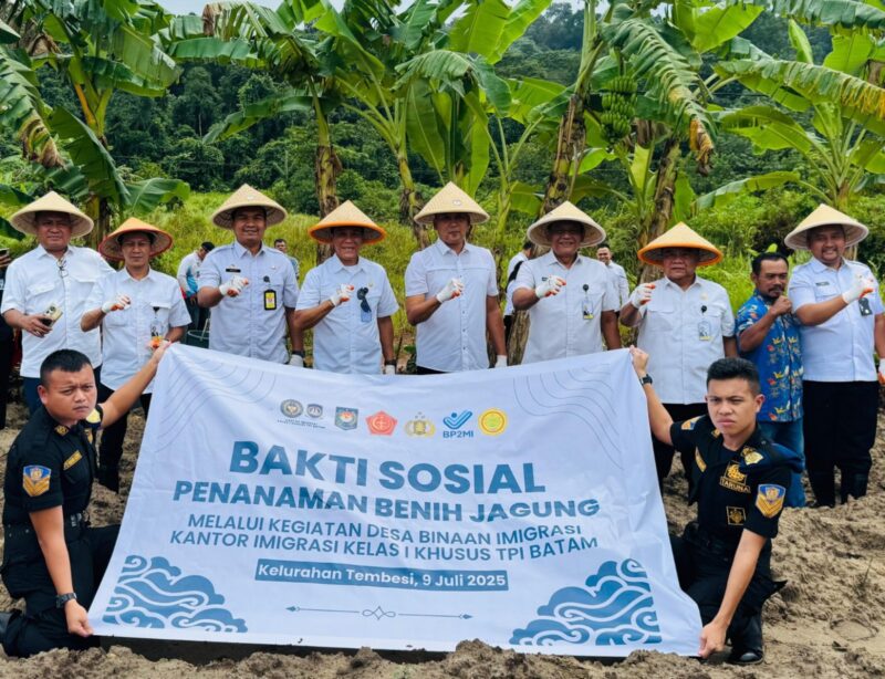 Tenaga Ahli Utama Deputi I KSP Mayjen TNI (Purn) Dedi Sambowo dan Camat Sagulung Muhammad Hafiz, Kepala Imigrasi Batam dan tokoh masyarakat. Foto;dok/Ist-matapedia