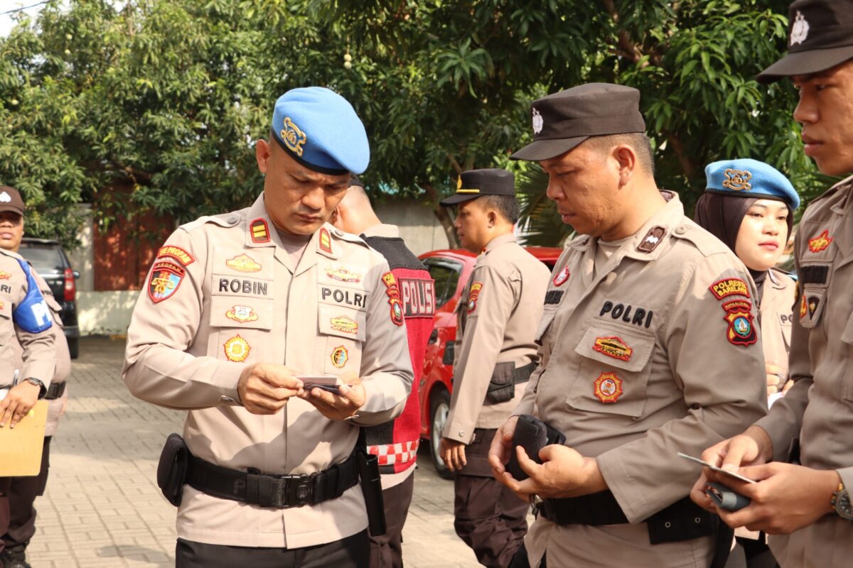 Seksi Profesi dan Pengamanan (Propam) Polresta Barelang saat melakukan pemeriksaan dan pembinaan Disiplin terhadap seluruh anggota Polsek Bengkong, Jumat (11/7/2025).Matapedia6.com/Dok Polresta
