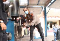 Kapolresta Barelang Kombes Pol Zaenal Arifin saat melakukan pemusnahan Narkotika jenis sabu melalui mesin khusus yang didatangkan dari Kantor BNNP Kepri, Jumat (11/7/2025). Matapedia6.com/Dok Polresta Barelang