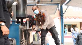 Kapolresta Barelang Kombes Pol Zaenal Arifin saat melakukan pemusnahan Narkotika jenis sabu melalui mesin khusus yang didatangkan dari Kantor BNNP Kepri, Jumat (11/7/2025). Matapedia6.com/Dok Polresta Barelang