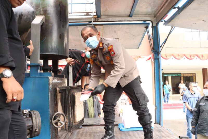 Kapolresta Barelang Kombes Pol Zaenal Arifin saat melakukan pemusnahan Narkotika jenis sabu melalui mesin khusus yang didatangkan dari Kantor BNNP Kepri, Jumat (11/7/2025). Matapedia6.com/Dok Polresta Barelang