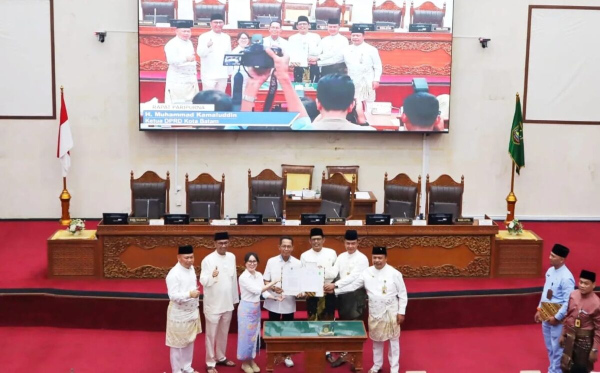 Wali Kota Batam Amsakar Ahmad bersama wakil walikota Batam Li Claudia Candra dan ketua DPRD Batam Kamaluddin bersama unsur pimpinan DPRD menunjukkan berkas RPJMD yang sudah ditandatangani usai rapat paripurna di gedung utama DPRD Kota Batam, Jumat (11/7/2025). Matapedia6.com/Istimewa