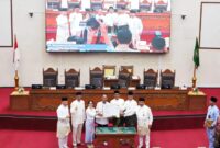 Wali Kota Batam Amsakar Ahmad bersama wakil walikota Batam Li Claudia Candra dan ketua DPRD Batam Kamaluddin bersama unsur pimpinan DPRD menunjukkan berkas RPJMD yang sudah ditandatangani usai rapat paripurna di gedung utama DPRD Kota Batam, Jumat (11/7/2025). Matapedia6.com/Istimewa