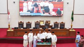 Wali Kota Batam Amsakar Ahmad bersama wakil walikota Batam Li Claudia Candra dan ketua DPRD Batam Kamaluddin bersama unsur pimpinan DPRD menunjukkan berkas RPJMD yang sudah ditandatangani usai rapat paripurna di gedung utama DPRD Kota Batam, Jumat (11/7/2025). Matapedia6.com/Istimewa