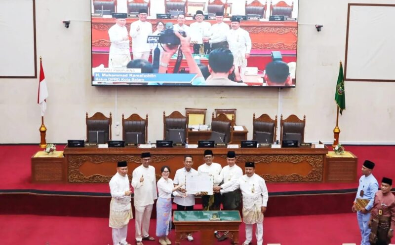 Wali Kota Batam Amsakar Ahmad bersama wakil walikota Batam Li Claudia Candra dan ketua DPRD Batam Kamaluddin bersama unsur pimpinan DPRD menunjukkan berkas RPJMD yang sudah ditandatangani usai rapat paripurna di gedung utama DPRD Kota Batam, Jumat (11/7/2025). Matapedia6.com/Istimewa