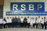 Direktur RSBP Batam, Kolonel Laut (K) dr. Tanto Budiharto, SpJP, menerima kunjungan kerja Wakil Kepala Pusat Kesehatan (Wakapuskes) TNI, Laksma TNI Dr. dr. R.M. Tjahja Nurrobi, Kamis (10/7/2025). Foto:Humas BP Batam