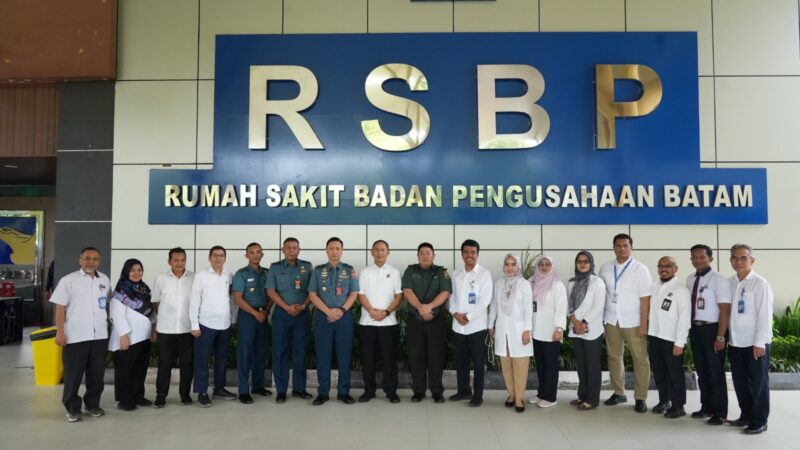 Direktur RSBP Batam, Kolonel Laut (K) dr. Tanto Budiharto, SpJP, menerima kunjungan kerja Wakil Kepala Pusat Kesehatan (Wakapuskes) TNI, Laksma TNI Dr. dr. R.M. Tjahja Nurrobi, Kamis (10/7/2025). Foto:Humas BP Batam