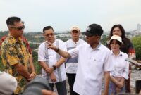Kepala BP Batam Amsakar dan Wakil Kepala BP Batam Li Claudia saat meninjau proyek Cut and Fill di Hotel Vista, Jumat (11/7/2025). Foto:Humas BP Batam