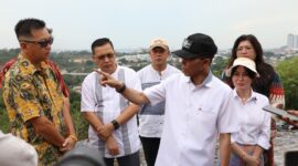 Kepala BP Batam Amsakar dan Wakil Kepala BP Batam Li Claudia saat meninjau proyek Cut and Fill di Hotel Vista, Jumat (11/7/2025). Foto:Humas BP Batam