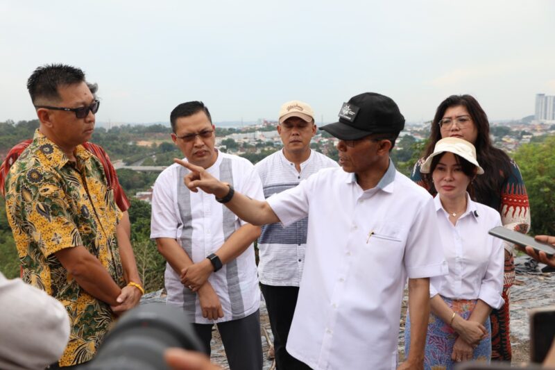 Kepala BP Batam Amsakar dan Wakil Kepala BP Batam Li Claudia saat meninjau proyek Cut and Fill di Hotel Vista, Jumat (11/7/2025). Foto:Humas BP Batam
