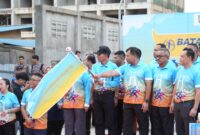 Kepala BP Batam sekaligus Wali Kota Batam Amsakar lepas pelari Batam 10K pada Minggu (13/7/2025). Foto:ist