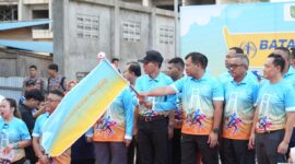 Kepala BP Batam sekaligus Wali Kota Batam Amsakar lepas pelari Batam 10K pada Minggu (13/7/2025). Foto:ist