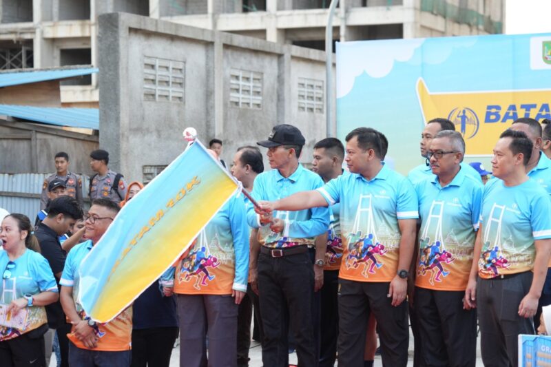 Kepala BP Batam sekaligus Wali Kota Batam Amsakar lepas pelari Batam 10K pada Minggu (13/7/2025). Foto:ist