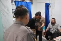 Penumpang dari Malaysia yang merupakan warga Negara Indonesia saat menjalani pemeriksaan X-Ray dan pemeriksaan badan oleh petugas Bea Cukai Karimun. Setelah dicurigai membawa sabu dari Malaysia, Senin (14/7/2025). Matapedia6.com/Dok Polsek KKP Karimun