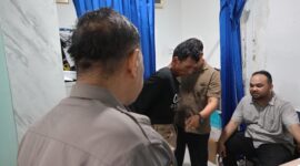 Penumpang dari Malaysia yang merupakan warga Negara Indonesia saat menjalani pemeriksaan X-Ray dan pemeriksaan badan oleh petugas Bea Cukai Karimun. Setelah dicurigai membawa sabu dari Malaysia, Senin (14/7/2025). Matapedia6.com/Dok Polsek KKP Karimun