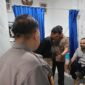 Penumpang dari Malaysia yang merupakan warga Negara Indonesia saat menjalani pemeriksaan X-Ray dan pemeriksaan badan oleh petugas Bea Cukai Karimun. Setelah dicurigai membawa sabu dari Malaysia, Senin (14/7/2025). Matapedia6.com/Dok Polsek KKP Karimun