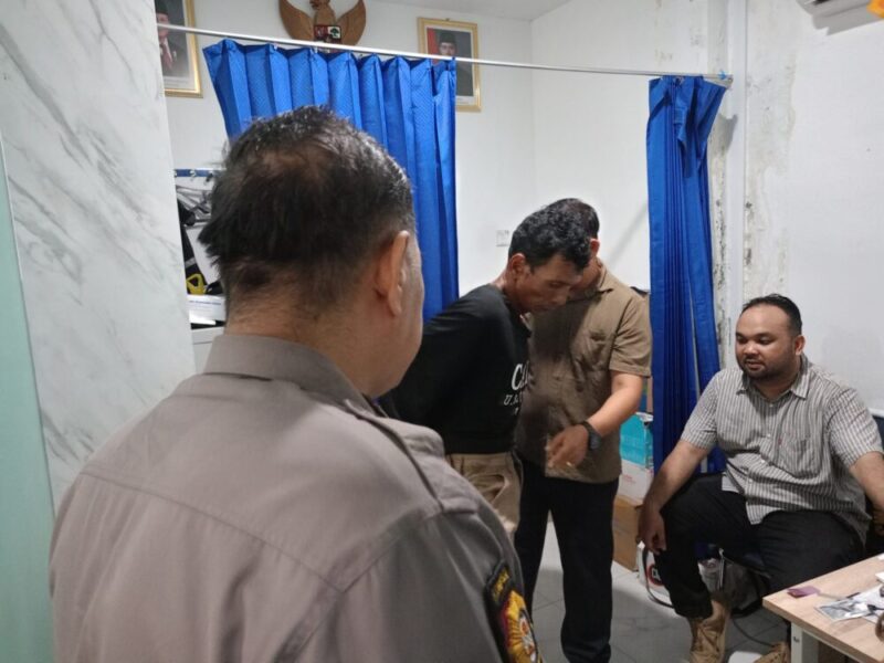 Penumpang dari Malaysia yang merupakan warga Negara Indonesia saat menjalani pemeriksaan X-Ray dan pemeriksaan badan oleh petugas Bea Cukai Karimun. Setelah dicurigai membawa sabu dari Malaysia, Senin (14/7/2025). Matapedia6.com/Dok Polsek KKP Karimun